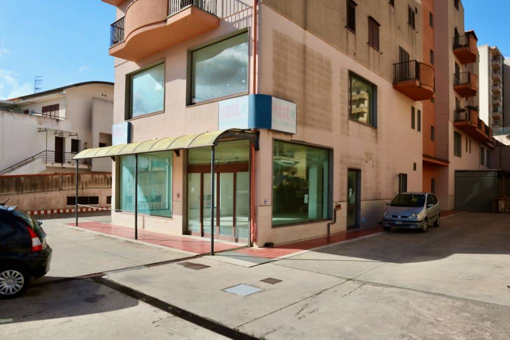 locale commerciale in vendita ad Edolo in zona Vico