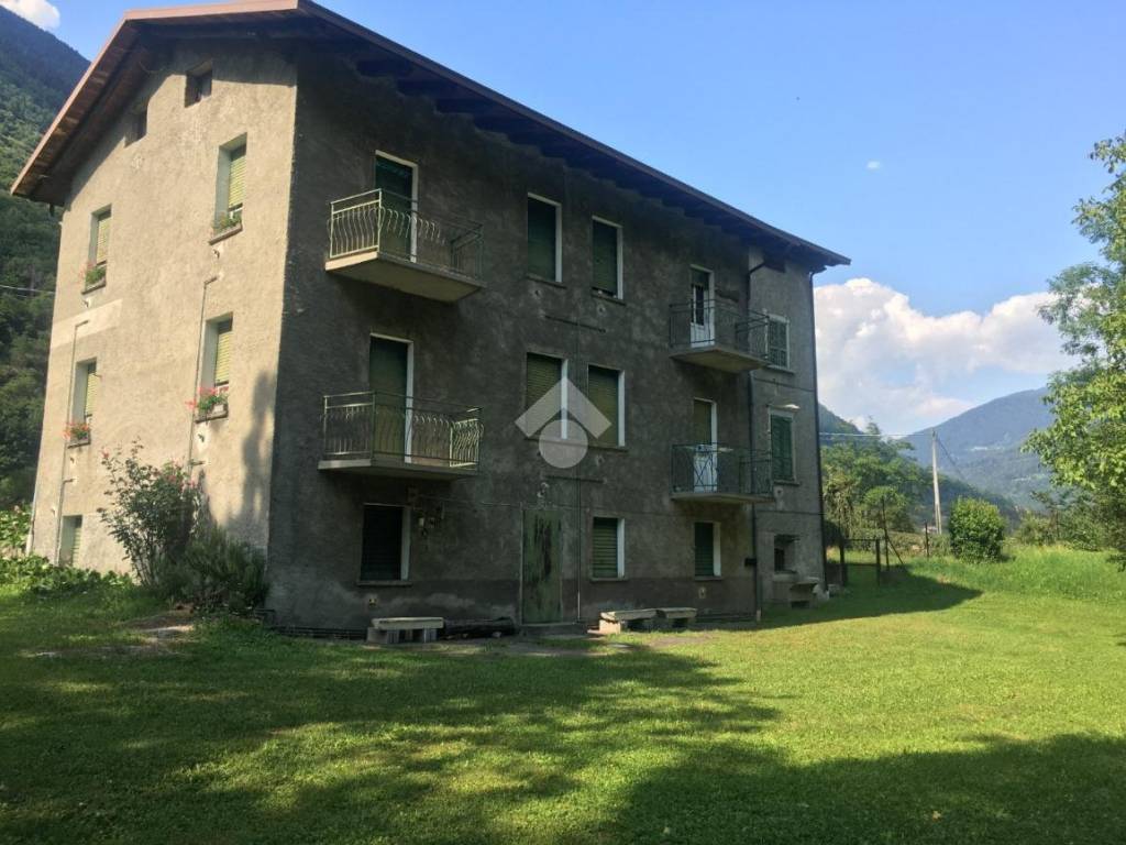 casa indipendente in vendita ad Edolo in zona Vico