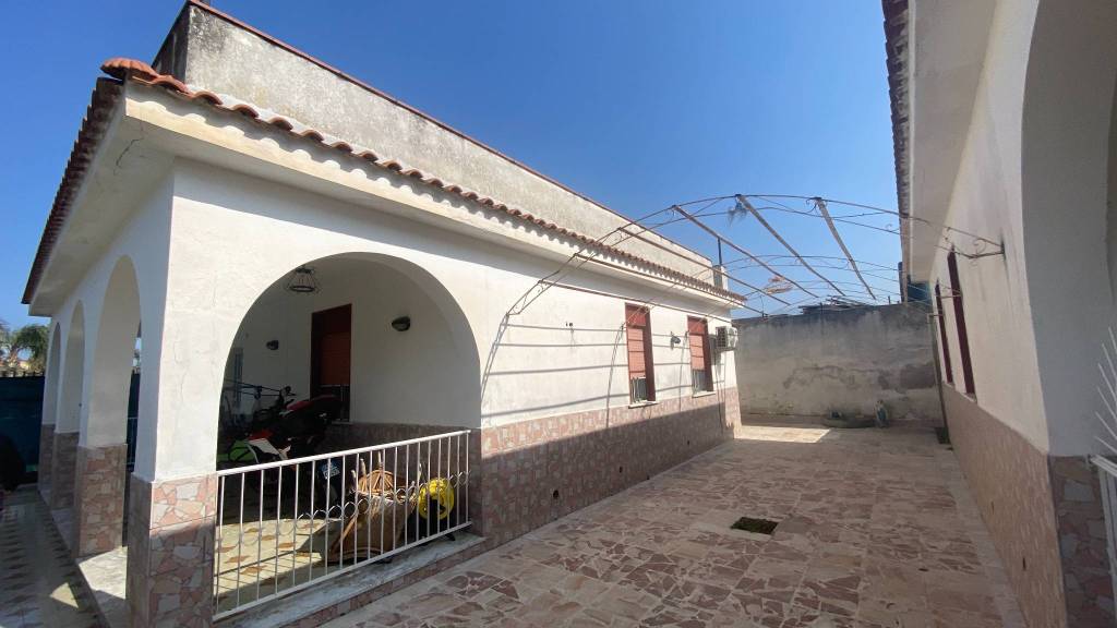 casa indipendente in vendita ad Edolo in zona Vico