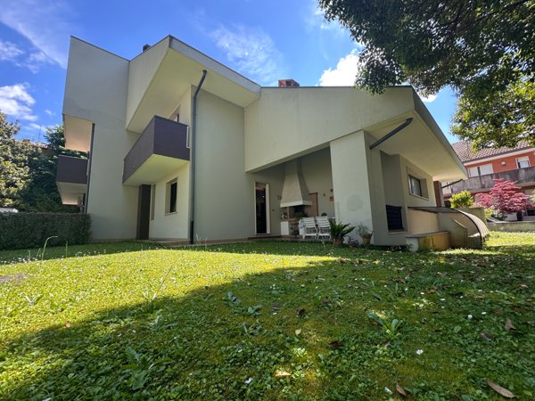 casa indipendente in vendita ad Edolo in zona Vico