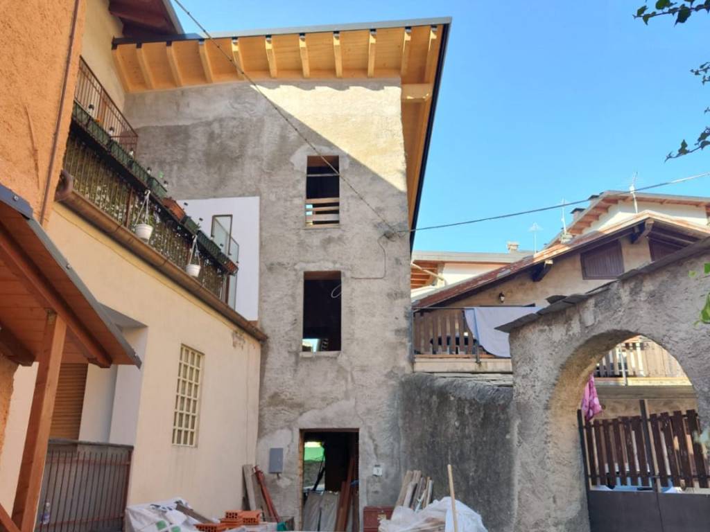 casa indipendente in vendita ad Edolo in zona Vico