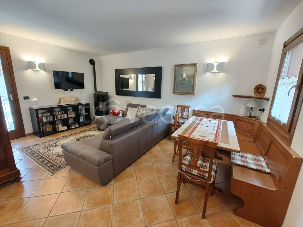 casa indipendente in vendita ad Edolo in zona Vico