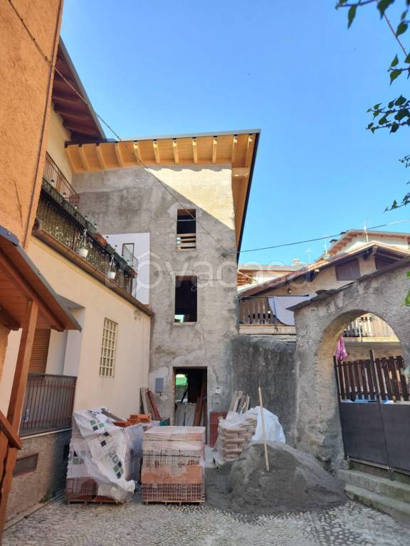 casa indipendente in vendita ad Edolo in zona Vico