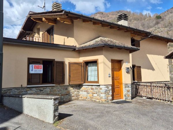 casa indipendente in vendita ad Edolo in zona Cortenedolo