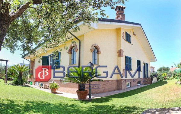 casa indipendente in vendita ad Edolo in zona Vico