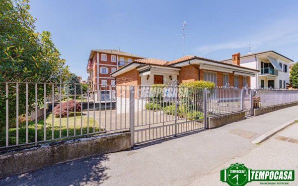 casa indipendente in vendita ad Edolo in zona Vico