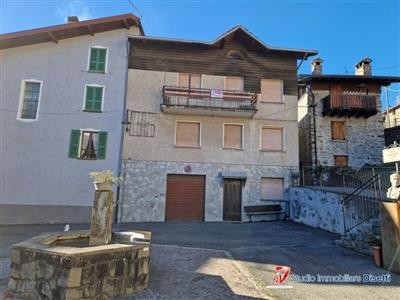 casa indipendente in vendita ad Edolo in zona Vico