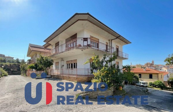 intera palazzina in vendita ad Edolo in zona Vico