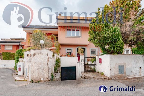 casa indipendente in vendita ad Edolo in zona Vico