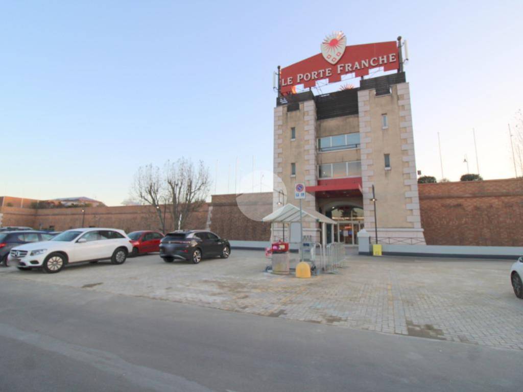 negozio in vendita ad Erbusco in zona Villa