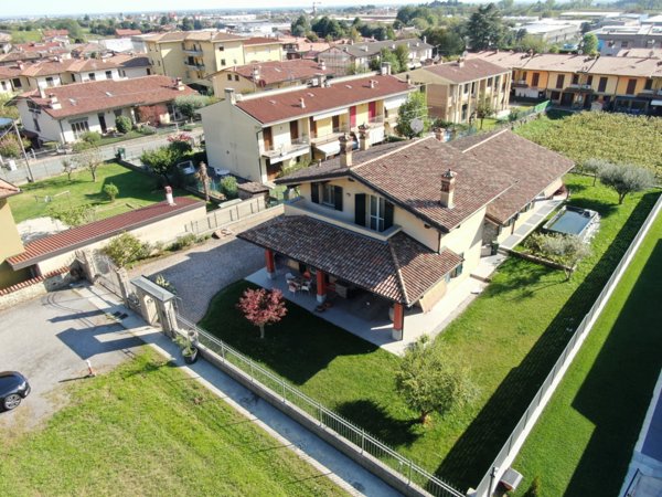 casa indipendente in vendita ad Erbusco in zona Villa