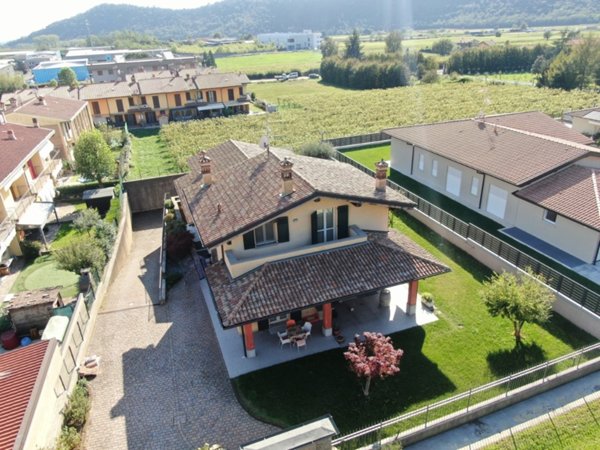 casa indipendente in vendita ad Erbusco in zona Villa