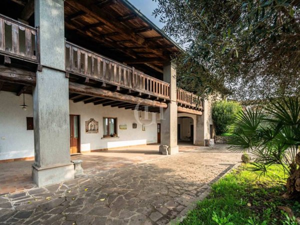 casa indipendente in vendita ad Erbusco in zona Villa