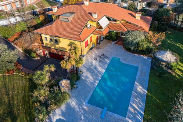 casa indipendente in vendita ad Erbusco in zona Villa