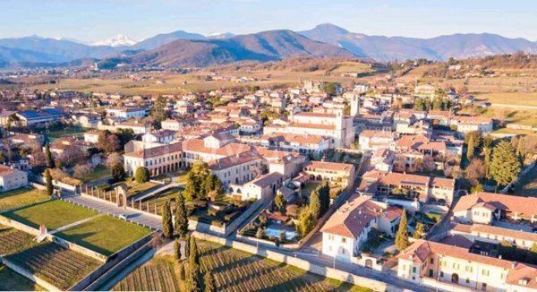 casa indipendente in vendita ad Erbusco in zona Villa