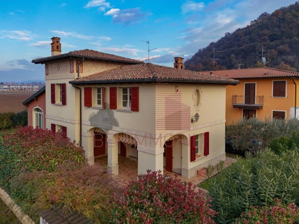 casa indipendente in vendita ad Erbusco in zona Villa
