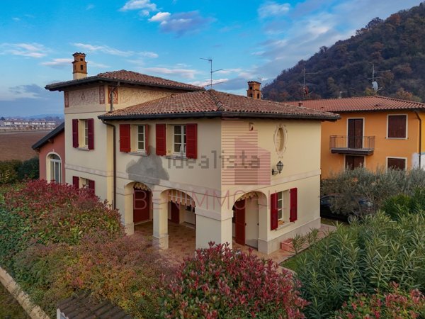 casa indipendente in vendita ad Erbusco in zona Villa