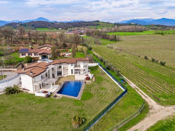 casa indipendente in vendita ad Erbusco in zona Villa