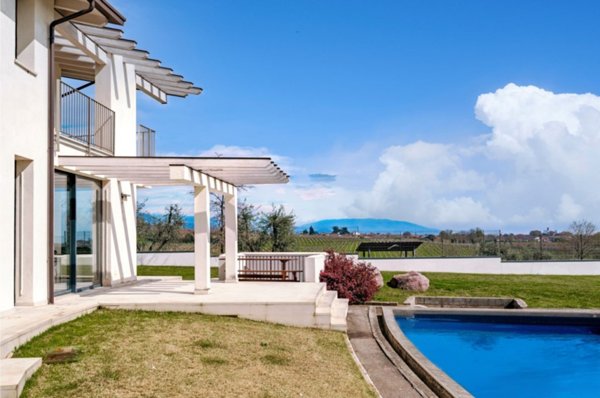 casa indipendente in vendita ad Erbusco in zona Villa