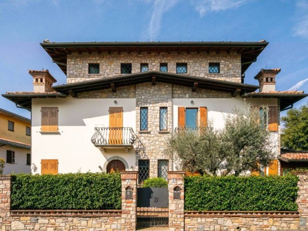 casa indipendente in vendita ad Erbusco in zona Villa