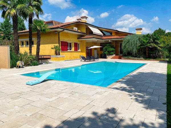 casa indipendente in vendita ad Erbusco in zona Villa