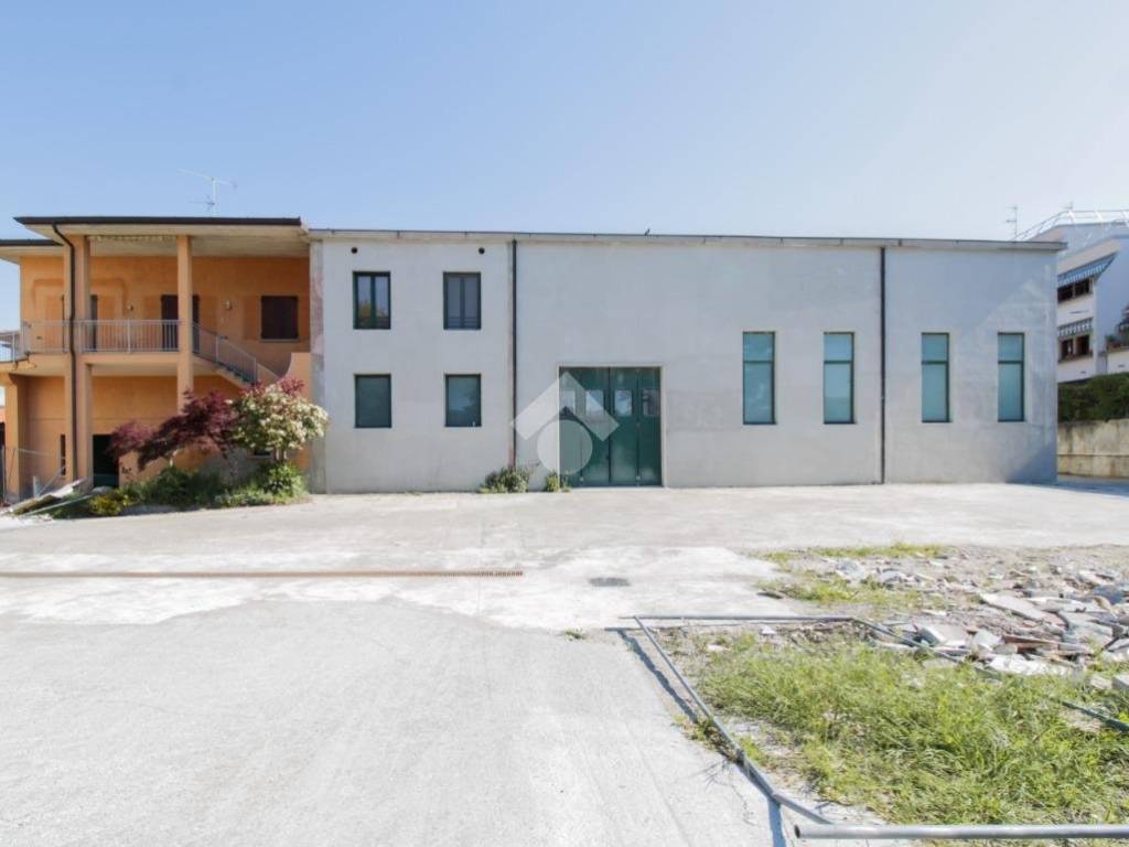 locale commerciale in vendita ad Erbusco