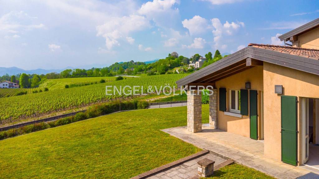 casa indipendente in vendita ad Erbusco in zona Villa