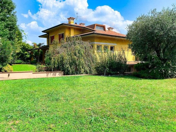 casa indipendente in vendita ad Erbusco in zona Villa