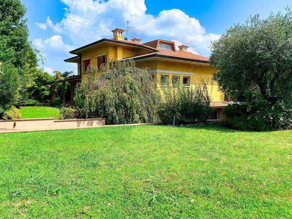 casa indipendente in vendita ad Erbusco in zona Villa