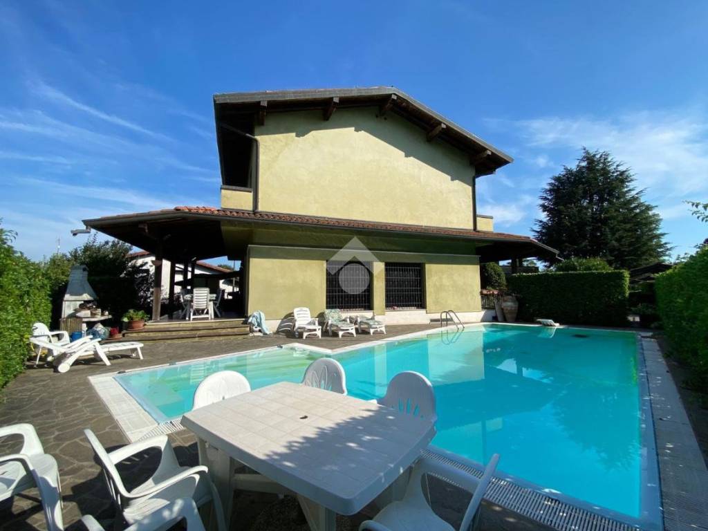 casa indipendente in vendita ad Erbusco in zona Villa