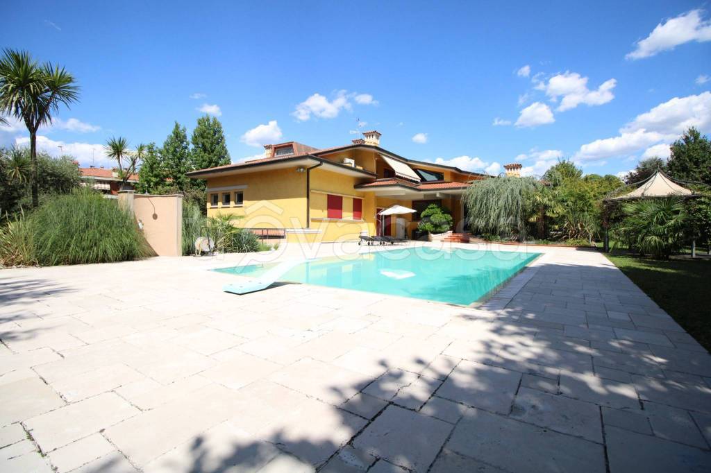 casa indipendente in vendita ad Erbusco in zona Villa