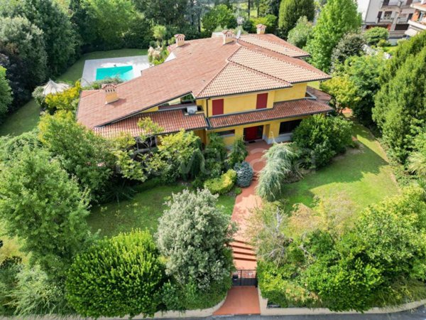casa indipendente in vendita ad Erbusco in zona Villa