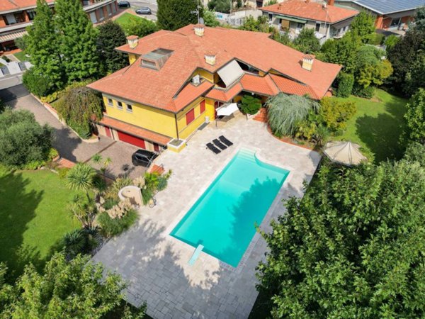 casa indipendente in vendita ad Erbusco in zona Villa