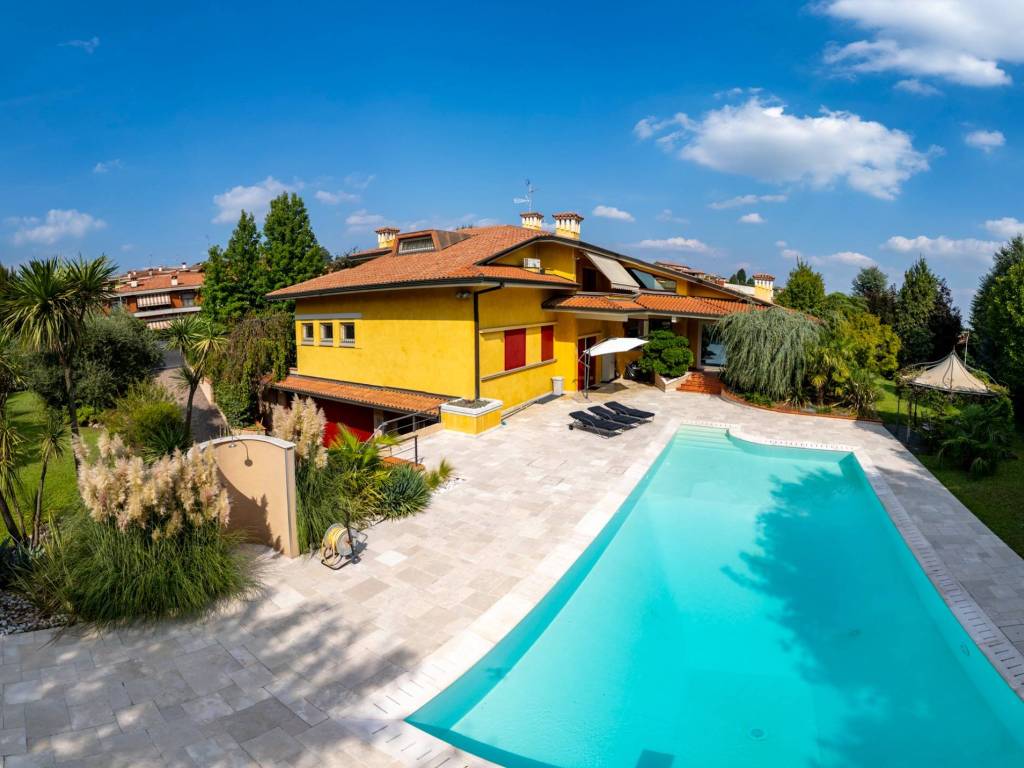 casa indipendente in vendita ad Erbusco in zona Villa