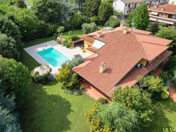casa indipendente in vendita ad Erbusco in zona Villa