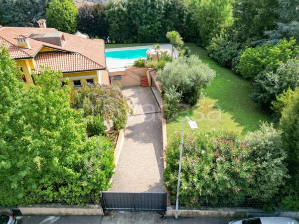 casa indipendente in vendita ad Erbusco in zona Villa