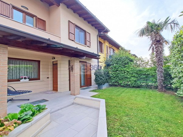 casa indipendente in vendita ad Erbusco in zona Villa