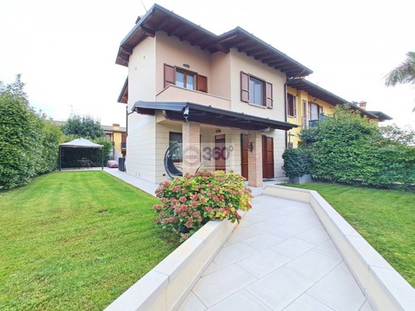 casa indipendente in vendita ad Erbusco in zona Villa