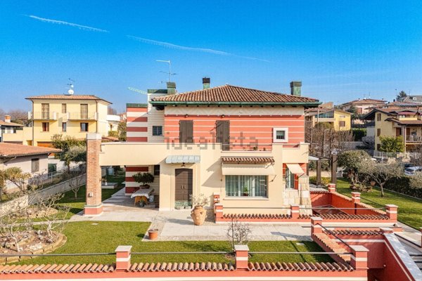casa indipendente in vendita ad Erbusco in zona Villa