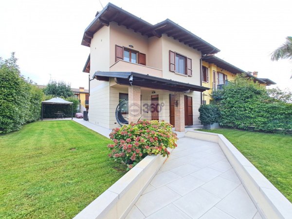 casa indipendente in vendita ad Erbusco in zona Villa