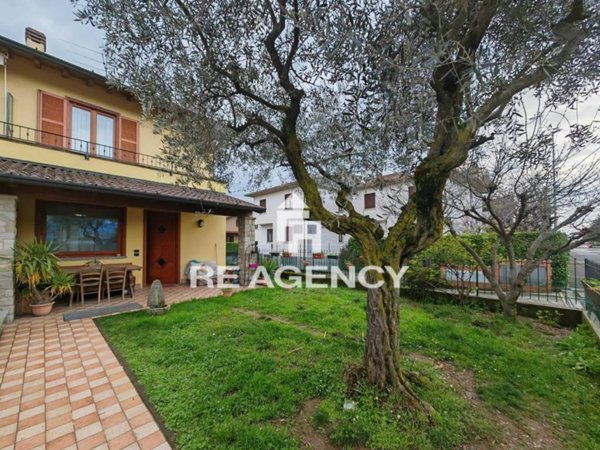 casa indipendente in vendita ad Erbusco in zona Villa