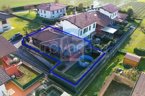 casa indipendente in vendita ad Erbusco in zona Villa