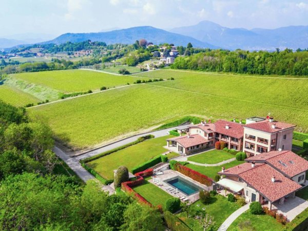 casa indipendente in vendita ad Erbusco in zona Villa