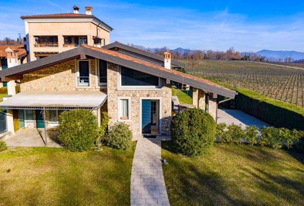 casa indipendente in vendita ad Erbusco in zona Villa