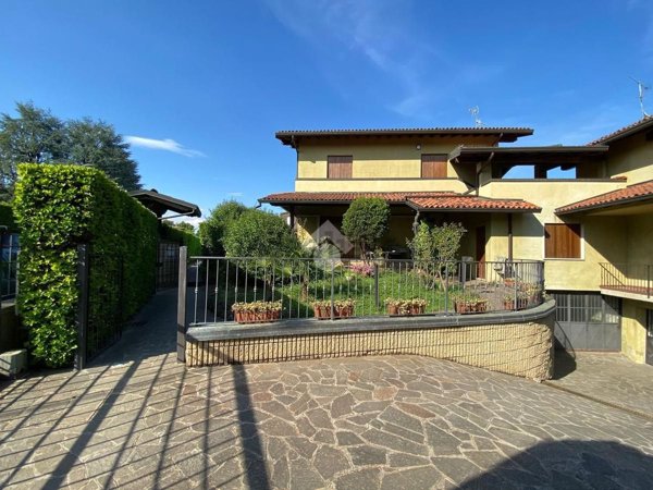casa indipendente in vendita ad Erbusco in zona Villa