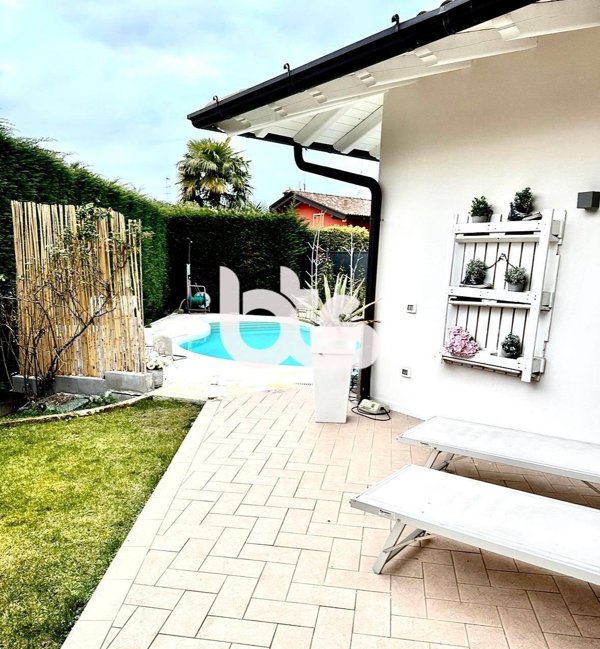 casa indipendente in vendita ad Erbusco in zona Villa