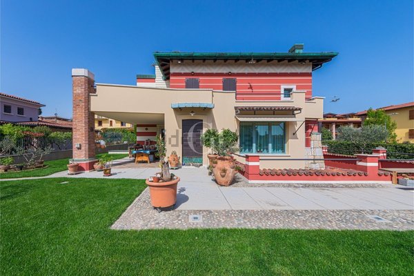 casa indipendente in vendita ad Erbusco in zona Villa
