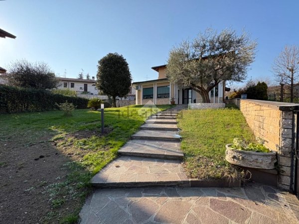 casa indipendente in vendita ad Erbusco in zona Villa