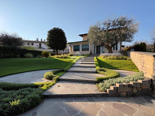 casa indipendente in vendita ad Erbusco in zona Villa