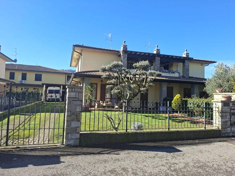 casa indipendente in vendita ad Erbusco in zona Villa